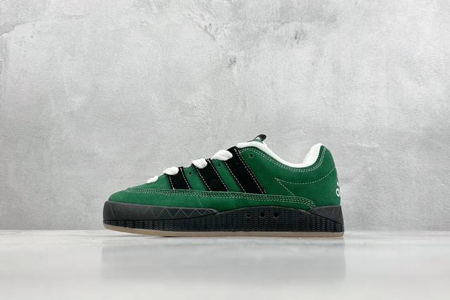 Xl版 Adidas Adimatic Low 马蒂奇系列低帮 复古鲨鱼面包鞋运动休闲滑板板鞋 整个鞋面由色彩艳丽的麂皮制成 搭配品牌标志性大尺寸三条纹 Log