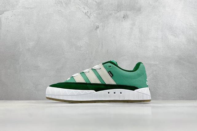 Xl版 Adidas Adimatic Low 马蒂奇系列低帮 复古鲨鱼面包鞋运动休闲滑板板鞋 整个鞋面由色彩艳丽的麂皮制成 搭配品牌标志性大尺寸三条纹 Log