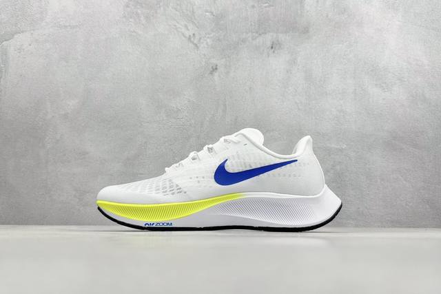 Nike Zoom Pegasus 37 登月37 透气缓震疾速跑鞋 采用透气网眼鞋面搭配外翻式鞋口 为脚跟区域营造出色舒适度 而在鞋底部分 搭载全掌型zoom