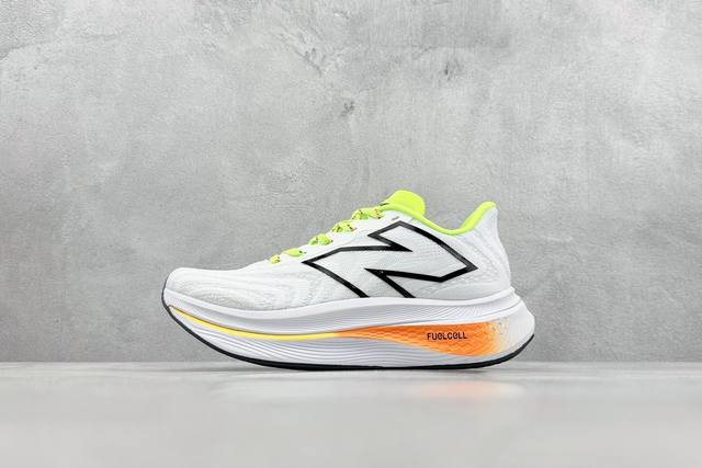 New Balance Fuelcell 新百伦nb系列超轻量化低帮休闲运动慢跑鞋 采用超轻透气3D针织网眼材料结构鞋面及打印logo细节 中底嵌入fuelce