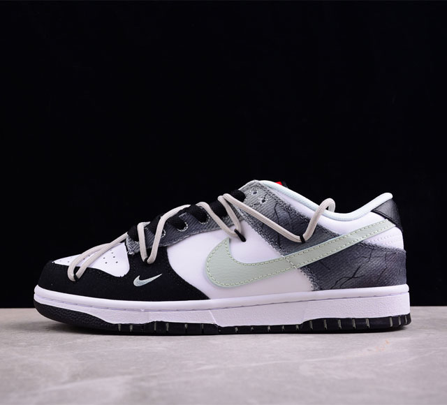 Nk Dunk Low 暗纹高街风 黑白绿 Sb绑带低帮休闲板鞋 Dv0827-100 #鞋款整体运用简约的黑白配色 撞色渐变豆绿色 更增高级感 后跟处采用渐变