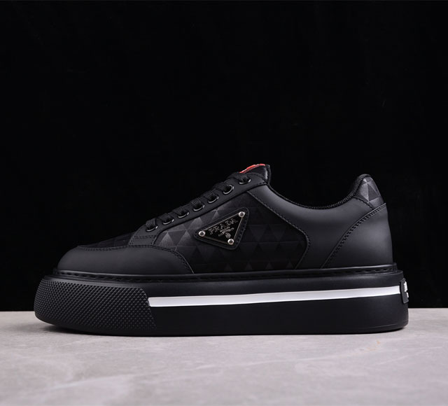 普拉达prada Macro Re-Nylon Low Sneakers 雷诺尼龙系列低帮系带厚底增高松糕百搭休闲运动帆布板鞋 三角尼龙黑白红标 1E661M_