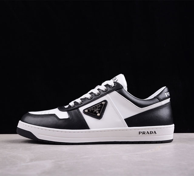 普拉达prada Downtown Low Sneakers 闹市区系列低帮系带百搭休闲运动小白板鞋 皮革黑白熊猫三角标 2Ee364_3Lkg_F0T8F 这