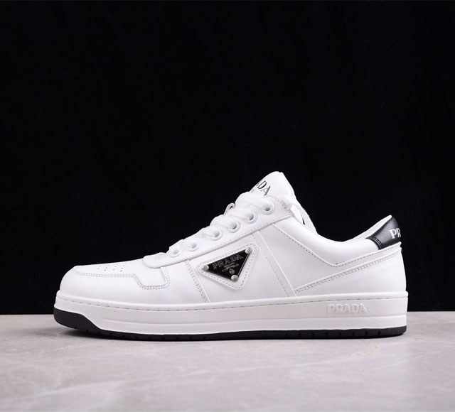 普拉达prada Downtown Low Sneakers 闹市区系列低帮系带百搭休闲运动小白板鞋 皮革白黑三角标 2Ee364_3Lj6_F0964 这款皮