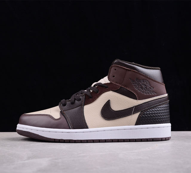 Air Jordan 1 Mid Aj1 乔1丝绒棕 中邦篮球鞋 Fq9117-400 #鞋款采用全粒面皮革和翻毛皮等优质材料 鞋舌标签和后跟覆面融入纹理元素