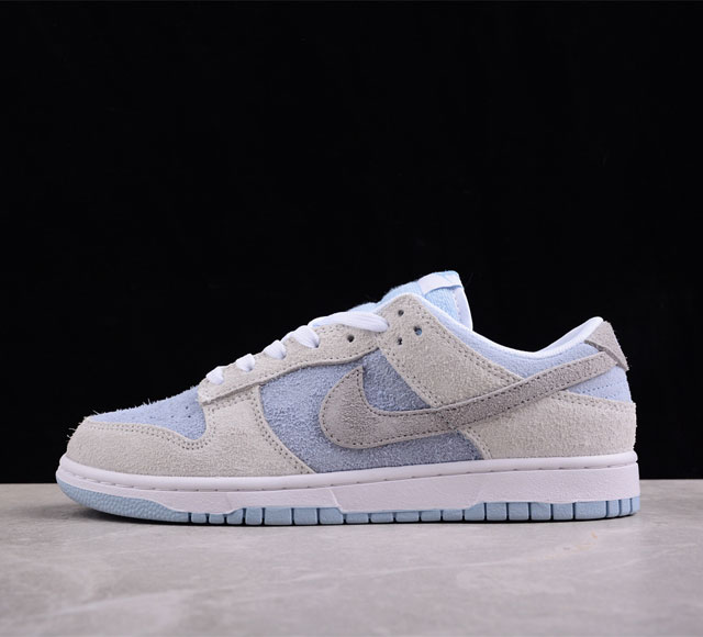 Nk Dunk Low 冰雪奇缘 Sb低帮休闲板鞋 Fz3779-025 #整双鞋选用灰色和蓝色搭配进行呈现 鞋面中加入长绒麂皮材质 辅以白色中底和浅蓝色橡胶外