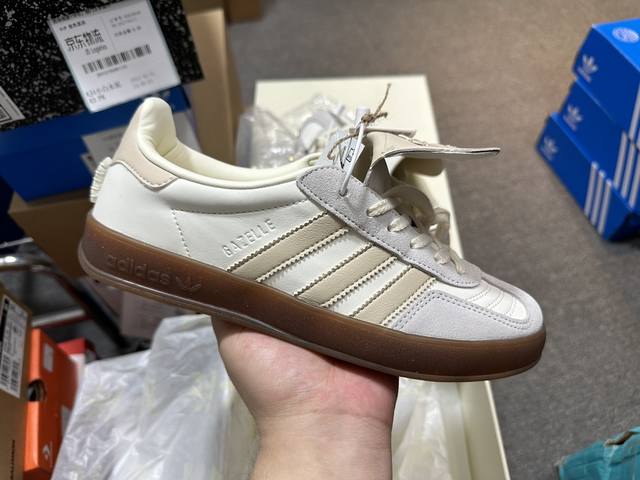 Foot Industry 足下工业 X Adidas 无论是外出漫步还是宅家休憩，这款adidas Gazelle系列室内经典运动鞋鞋，力求让时尚型格伴你左右