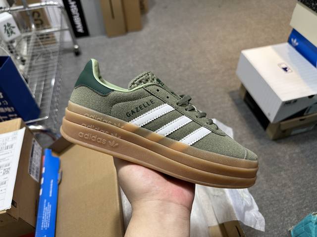 阿迪达斯 Adidas 三叶草男女鞋gazelle Bold复古怀旧风厚底增高运动板鞋潮。阿迪达斯万年不败的人气鞋款gazelle ，以三层厚磅鞋底设计。一层层