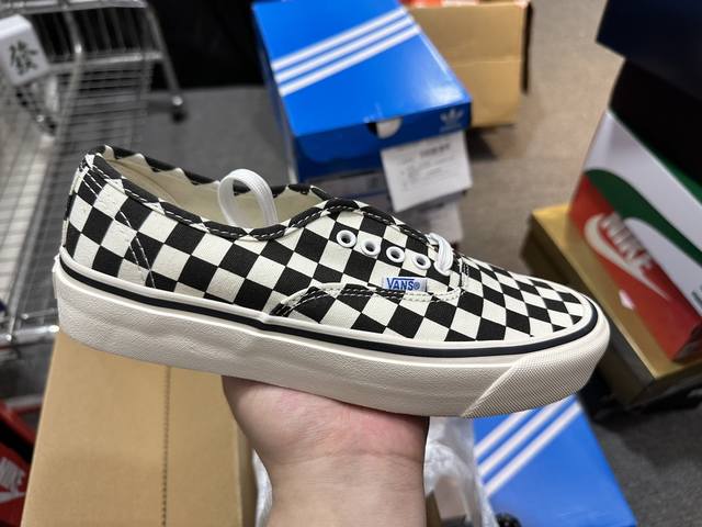 Vans Authentic 44 Dx 万斯 安纳海姆 买这款一定要买包边的！粗线条包边真的好看 强烈安利vans这双黑白棋盘格 黑白棋盘格 低帮经典帆布鞋