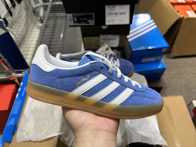 纯原k版 Ad Original Gazelle Indoor Trainers 瞪羚室内鞋系列低帮复古百搭休闲运动德训风板鞋 麂皮白蓝生胶底 Hq8717 优