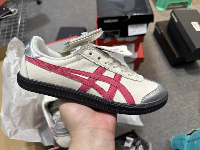 亚瑟士 Onitsuka Tiger Tokuten 复古低帮休闲跑鞋 实拍首发 Tokuten的灵感来源于80年代的室内用鞋 T-Toe前足补强设计 室内鞋的