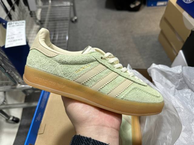 Adidas Originals Gazelle Indoor 三叶草休闲防滑耐磨低帮板鞋 鞋头出色设计 塑就出众贴合感 稳固的后跟贴合足部曲线设计 软弹舒适