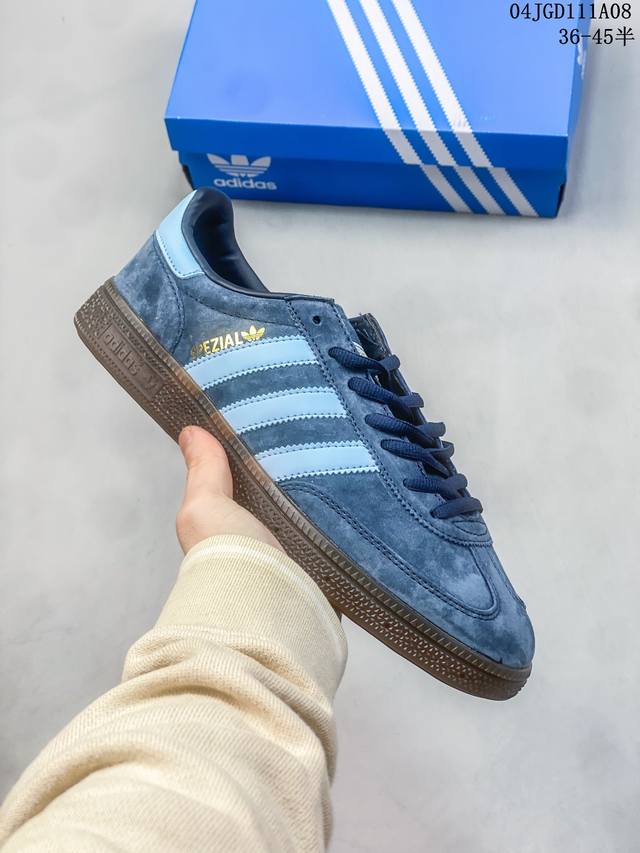 阿迪达斯 Adidas Handball Spezial 三叶草学院风复古休闲板鞋 德训鞋 橡胶底柔软皮革经典运动鞋男女士板鞋。圆头、缝合拼接设计、正面绑带、鞋