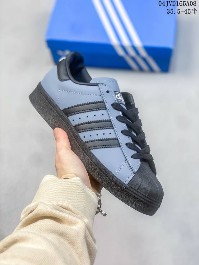 阿迪达斯 Adidas Superstar 三叶草经典贝壳头系列 新款休闲板鞋潮流男女士运动鞋 ，鞋面柔软皮革材质 标志性的贝壳鞋头，锯齿三条纹，简约的线条。就