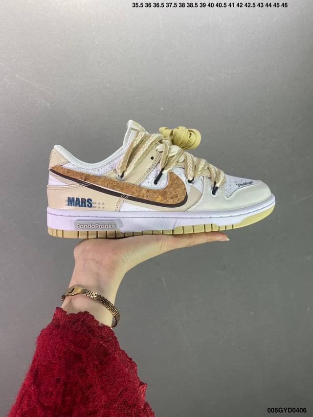 公司级nike Dunk Low 星际探索 白棕 此款整体围绕熊猫恶作剧宇宙探索主题设计，鞋身整体采用专属颜料重新喷涂。特殊原创设计图标涂鸦装饰，添加潮流元素效