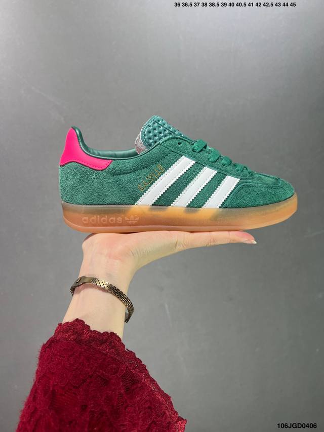 Adidas Originals Samba Kasina Og板鞋 此款以简约大方的造型设计，给人以随性休闲的时尚格调，穿着舒适轻便，运动灵活自如，蓝满足日常