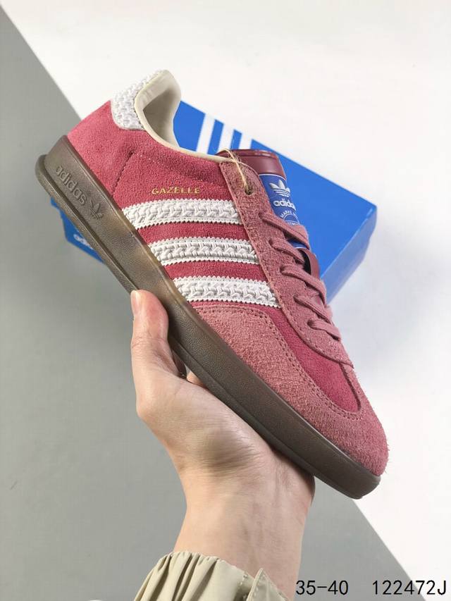 真标带半码！ 阿迪达斯adidas Gazelle Indoor 翻毛皮 三叶草复古防滑耐磨低帮板鞋 鞋款采用柔软的皮革和耐用的皮革衬里融合在橡胶外底上！ 尺码