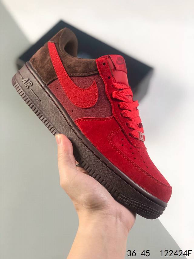 耐克nike Air Force 1 Low 空军一号 低帮百搭休闲运动板鞋 柔软、弹性十足的缓震性能和出色的中底设计，横跨复古与现代的外型结合，造就出风靡全球