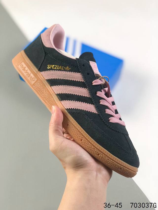 公司级真标带半码 阿迪达斯 Adidas Handball Spezial， 选用黑色麂皮制作鞋身，附装饰鞋侧三条杠、鞋尾等细节呈现。1979年为手球运动员打造