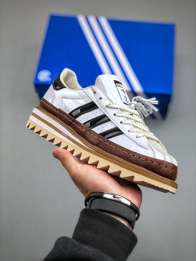 Clot X Adidas Superstar 陈冠希联名 锯齿休闲板鞋 鞋身整体以经典的”Superstar“为蓝本设计，将标志性的贝壳头重新演绎，鞋面以纯白