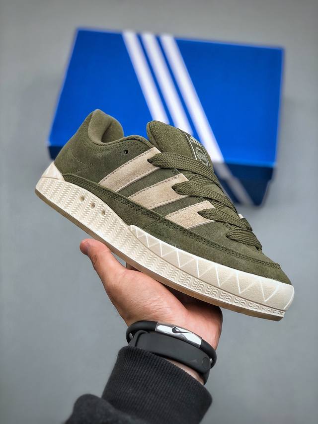 Adidas Adimatic Low 马蒂奇系列低帮复古鲨鱼面包鞋运动休闲滑板板鞋 整个鞋面由色彩艳丽的麂皮制成，搭配品牌标志性大尺寸三条纹 Logo，超宽鞋