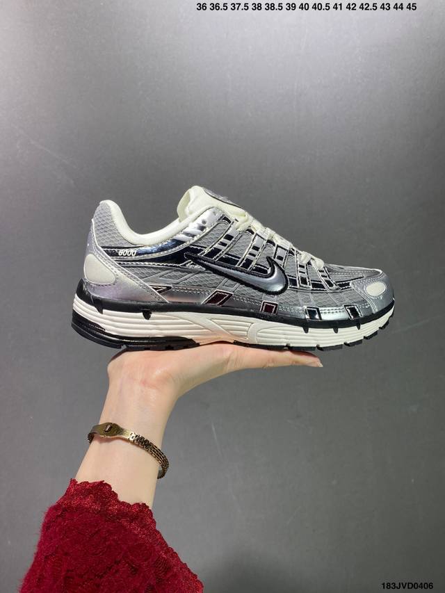 公司级耐克nike P-6000 女子跑鞋内外侧都用了红色的钩子，采用透气材料，搭配匠心覆面，再现千禧年代的跑鞋风格，塑就大气外观。鞋款秉承 Nike Pega