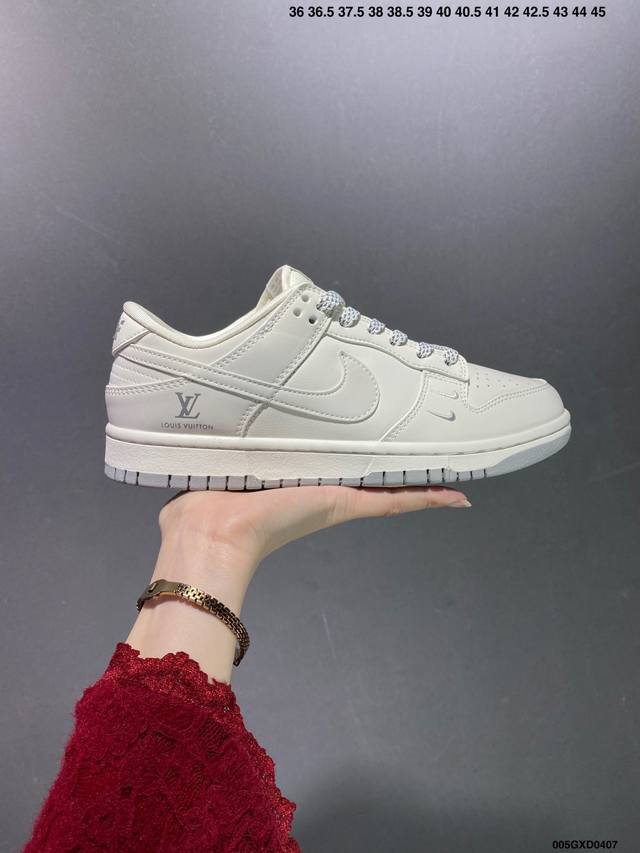 公司级lv X Nike Dunk Low 双勾米灰 此款主张打破传统的工业化流水线设计限制，以made By Ideas的超级创意为理念，集结众多潮流设计师，