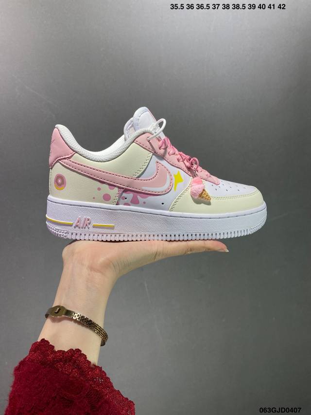 公司级耐克nike Air Force 1 Low 空军一号低帮百搭休闲运动板鞋。柔软、弹性十足的缓震性能和出色的中底设计，横跨复古与现代的外型结合，造就出风靡 - 点击图像关闭