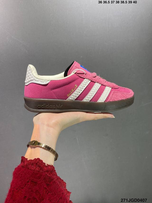 公司级adidas Gazelle Indoor Trainers 羚羊内训系列低帮复古百搭休闲运动德训风板鞋“翻毛树莓粉白焦糖底”草莓熊 货号：If1809