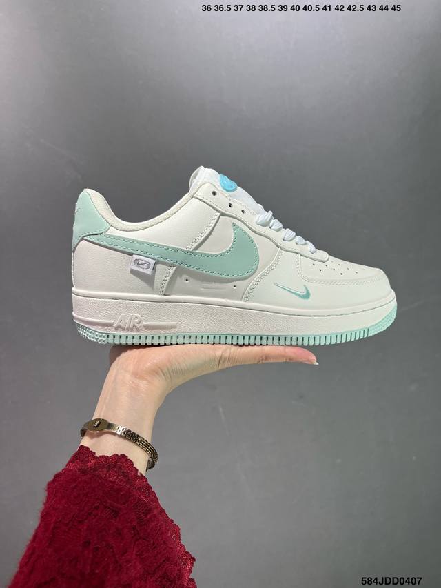 真标耐克nike Air Force 1 Low 空军一号低帮百搭休闲运动板鞋。柔软、弹性十足的缓震性能和出色的中底设计，横跨复古与现代的外型结合，造就出风靡全