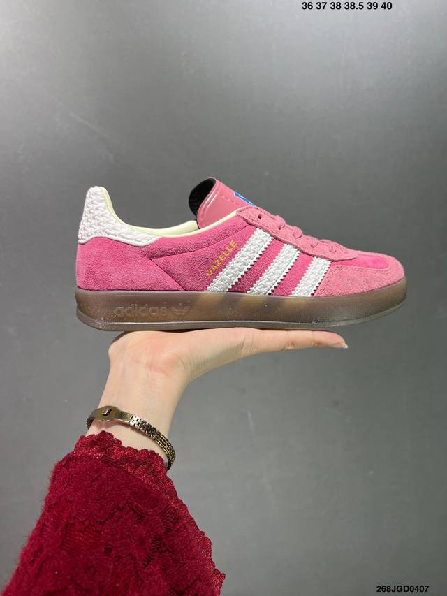 公司级adidas Gazelle Indoor Trainers 羚羊内训系列低帮复古百搭休闲运动德训风板鞋“翻毛树莓粉白焦糖底”草莓熊 货号：If1809