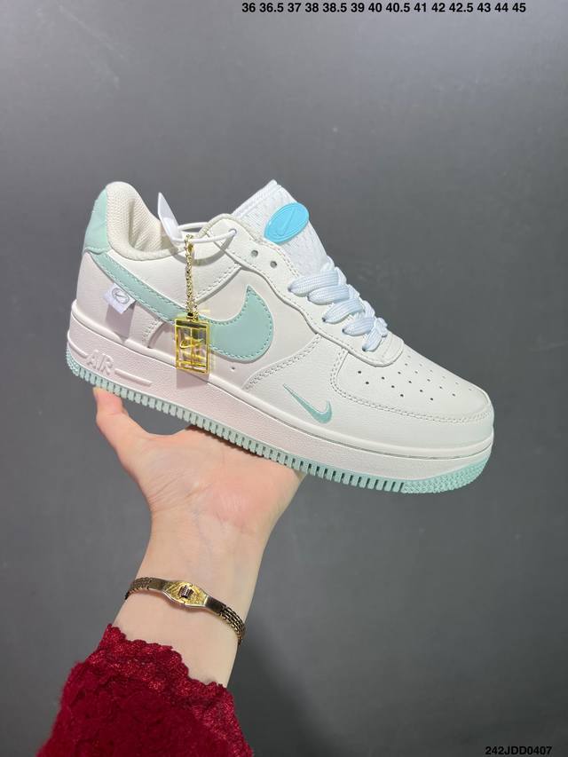 公司级特价福利耐克nike Air Force 1 Low 空军一号低帮百搭休闲运动板鞋。柔软、弹性十足的缓震性能和出色的中底设计，横跨复古与现代的外型结合，造