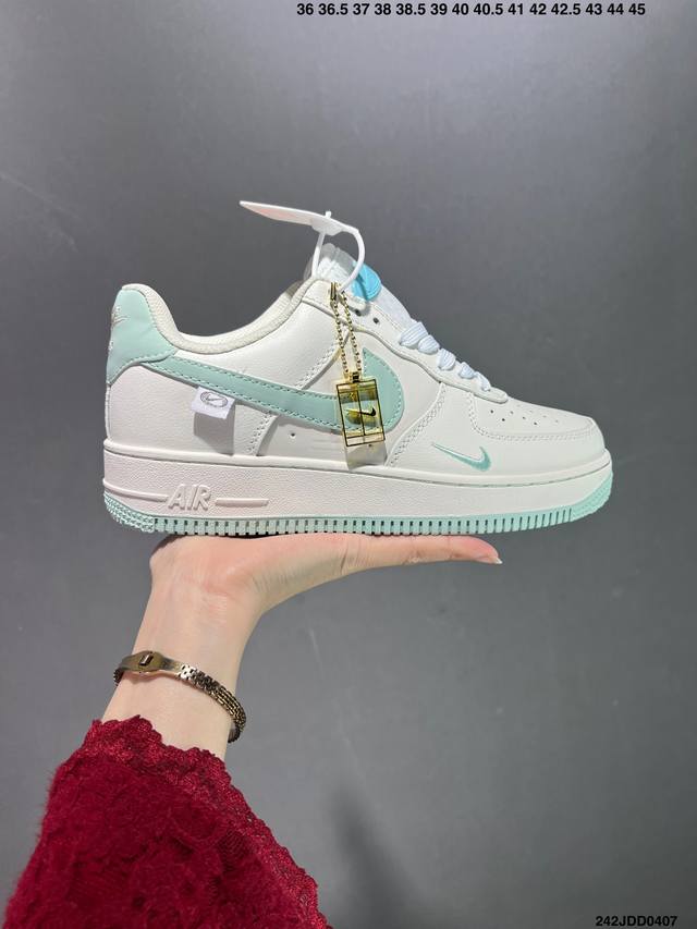 公司级特价福利耐克nike Air Force 1 Low 空军一号低帮百搭休闲运动板鞋。柔软、弹性十足的缓震性能和出色的中底设计，横跨复古与现代的外型结合，造