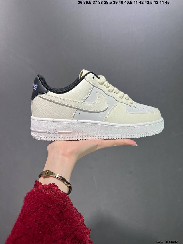 公司级特价福利耐克nike Air Force 1 Low 空军一号低帮百搭休闲运动板鞋。柔软、弹性十足的缓震性能和出色的中底设计，横跨复古与现代的外型结合，造