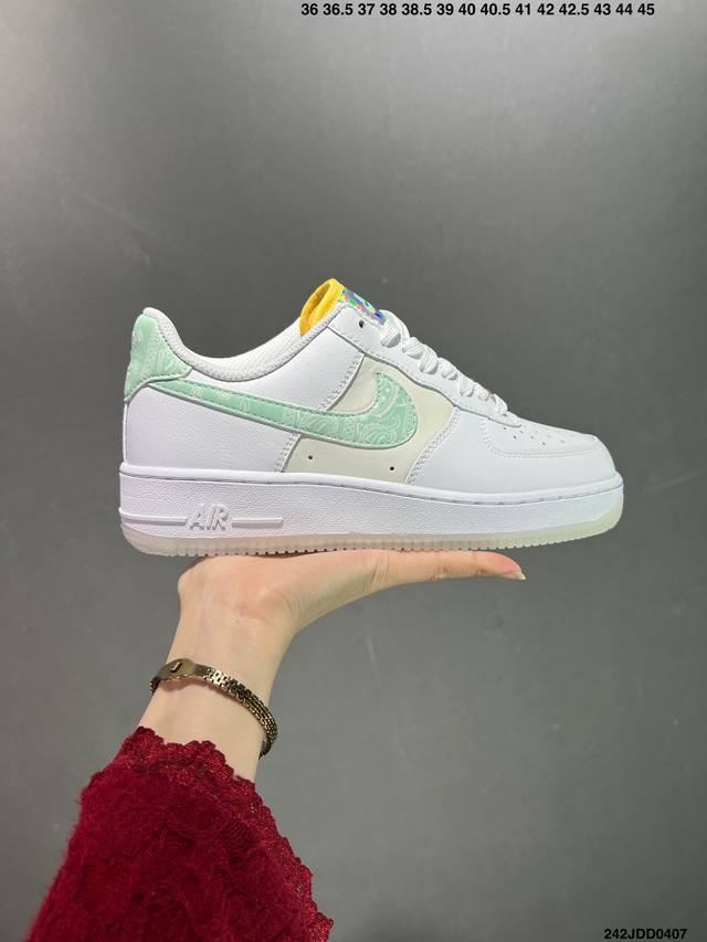 公司级特价福利耐克nike Air Force 1 Low 空军一号低帮百搭休闲运动板鞋。柔软、弹性十足的缓震性能和出色的中底设计，横跨复古与现代的外型结合，造