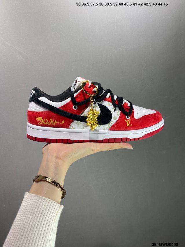 公司级nike Dunk Sb Low 定制配色 Dunk Sb顾名思义，具有经典的dunk血缘，又注入了更多的时尚元素。相较于普通的dunk滑板鞋，改良版的d