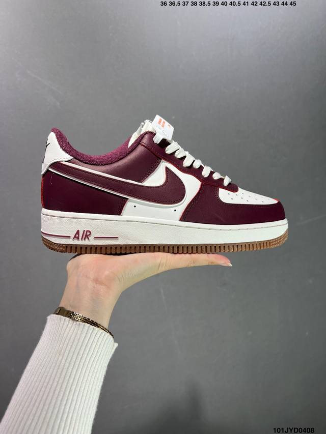 公司级耐克nike Air Force 1 Low 空军一号低帮百搭休闲运动板鞋。柔软、弹性十足的缓震性能和出色的中底设计，横跨复古与现代的外型结合，造就出风靡