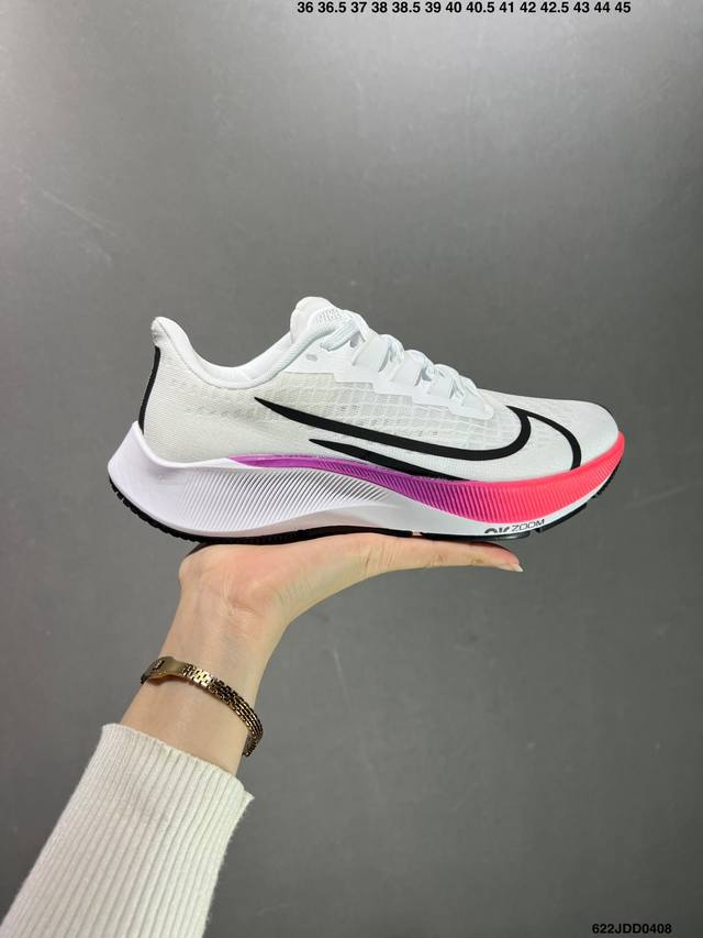 耐克air Zoom Pegasus 37登月37代。飞马涡轮增压马拉松慢跑鞋沿袭pegasus 37前足的zoom Air气垫设计，带来出色的回弹迈步体验！