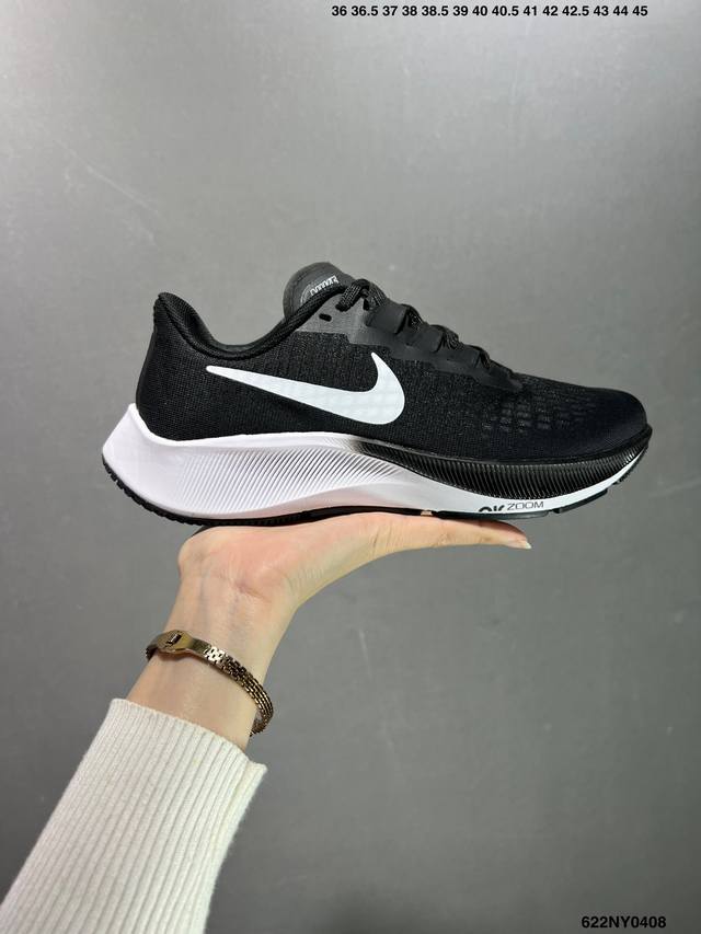 Nike Zoom Pegasus 37 Turbo 飞马37代科技跑步鞋这双全新打造的顶级跑鞋 以zoom科技、搭配 React 打造出超强组合缓震，再加上半