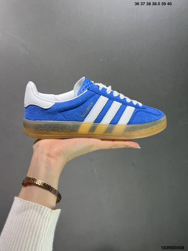 真标阿迪达斯adidas Originals Gazelle Indoor 三叶草复古防滑耐磨低帮板鞋 Hq8717 鞋款采用柔软的绒面革和耐用的皮革衬里融合在