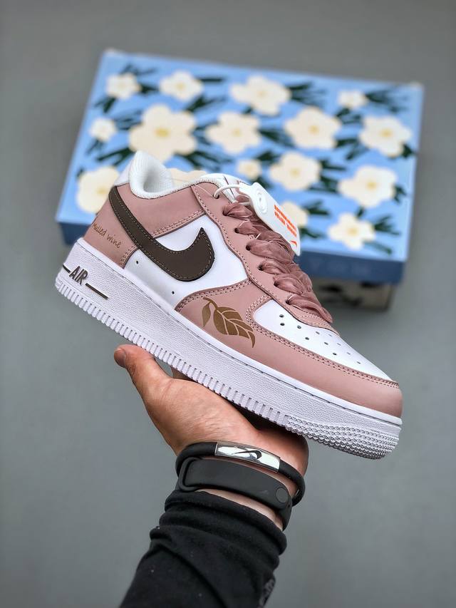 柠檬树”订制空军一号板鞋 该定制款球鞋原鞋选用为nike Air Force 1空军一号低帮复古耐磨板鞋 ，设计灵感来源于“干枯玫瑰”，以灰粉配色为基调，在鞋身