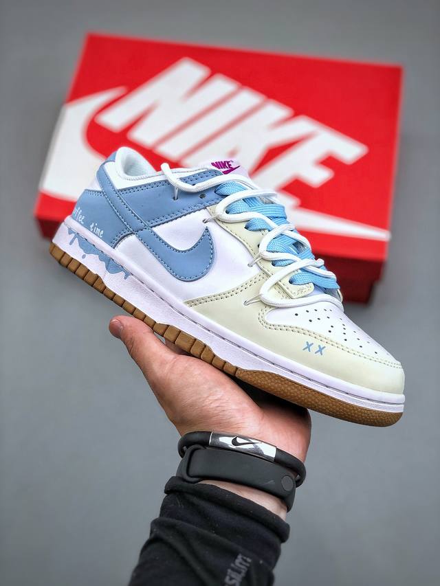 Nike Dunk Low Stadium Green And White 耐克 Sb 低帮 鞋身整体以皮革覆盖，Swoosh Logo采用以其利落风范为个性造