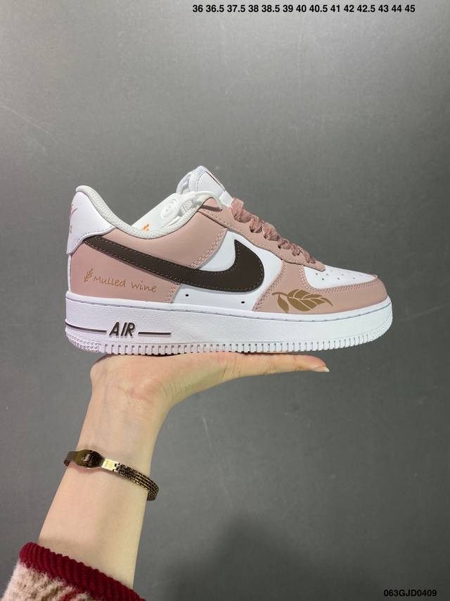 公司级耐克nike Air Force 1 Low 空军一号低帮百搭休闲运动板鞋。柔软、弹性十足的缓震性能和出色的中底设计，横跨复古与现代的外型结合，造就出风靡