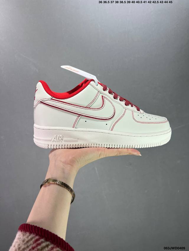 公司级耐克nike Air Force 1 Low 空军一号低帮百搭休闲运动板鞋。柔软、弹性十足的缓震性能和出色的中底设计，横跨复古与现代的外型结合，造就出风靡