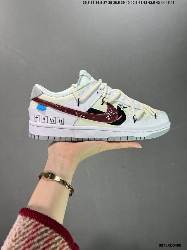 耐克 Nike Dunk Low 运动鞋复古解构绑带板鞋 作为 80 年代经典篮球鞋款，起初专为硬木球场打造，后来成为席卷街头的时尚标杆，现以经典细节和复古篮球