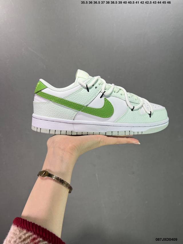 耐克 Nike Dunk Low 运动鞋复古解构绑带板鞋 作为 80 年代经典篮球鞋款，起初专为硬木球场打造，后来成为席卷街头的时尚标杆，现以经典细节和复古篮球