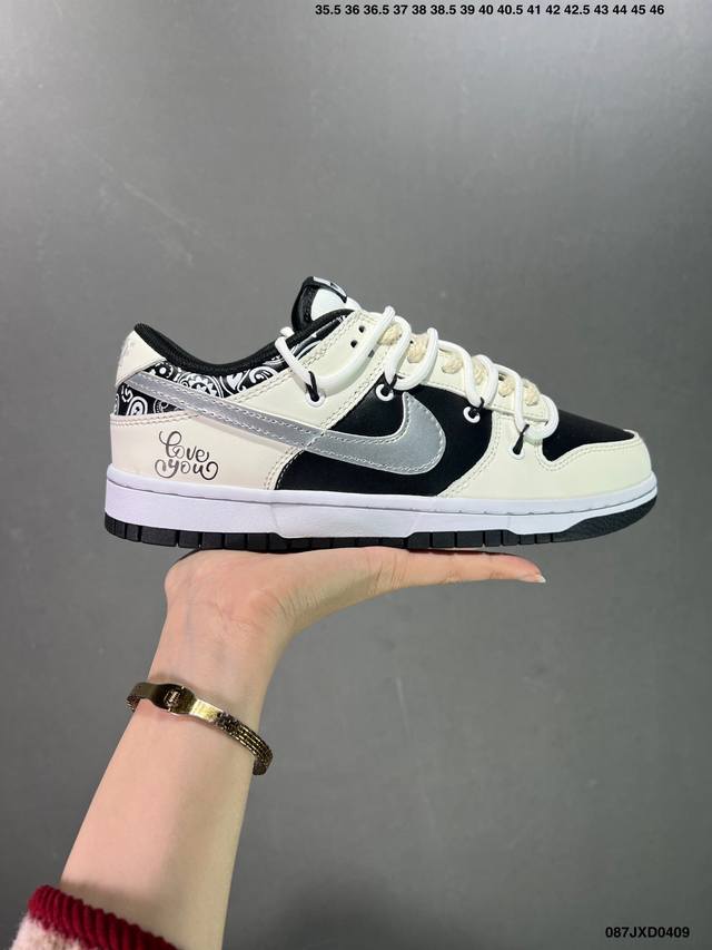 耐克 Nike Dunk Low 运动鞋复古解构绑带板鞋 作为 80 年代经典篮球鞋款，起初专为硬木球场打造，后来成为席卷街头的时尚标杆，现以经典细节和复古篮球