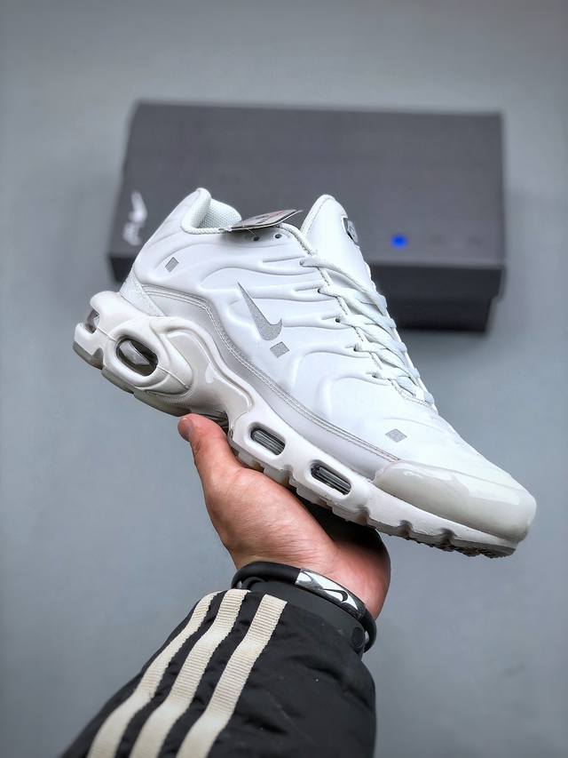 A-Cold-Wall X Nk Air Max Plus 联名复古气垫跑鞋 Fd7855-002 英国街头潮牌 A-Cold-Wall Acw 将建筑视角巧妙