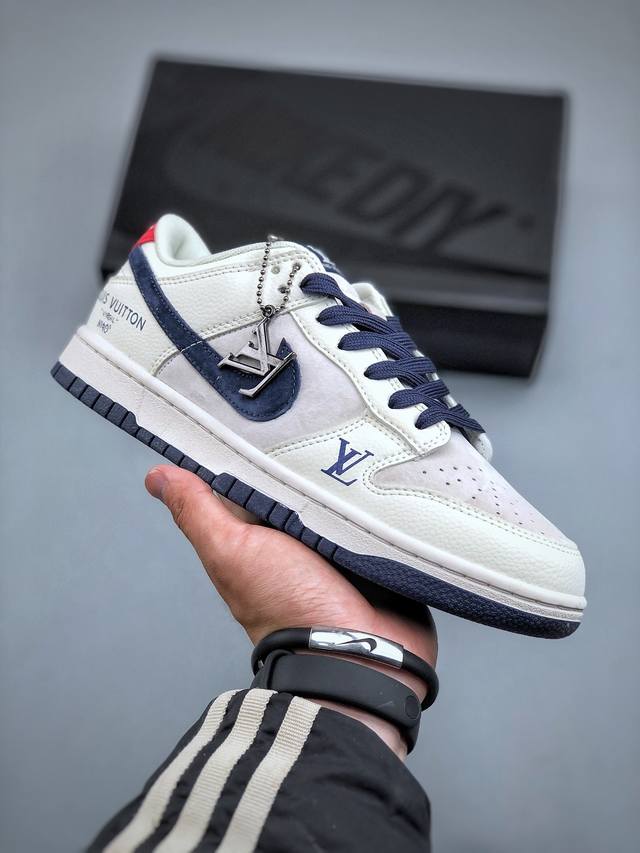 Lv X Nike Dunk Low 灰猪八此款主张打破传统的工业化流水线设计限制，以made By Ideas的超级创意为理念，集结众多潮流设计师，结合时下最