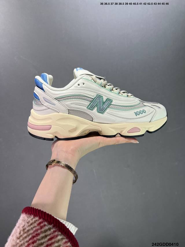 公司级joe Freshgoods X New Balance Nb1000联名款 复古休闲运动慢跑鞋 鞋款灵感源自设计师本人对夏日的怀日回忆。鞋面大身由空间双